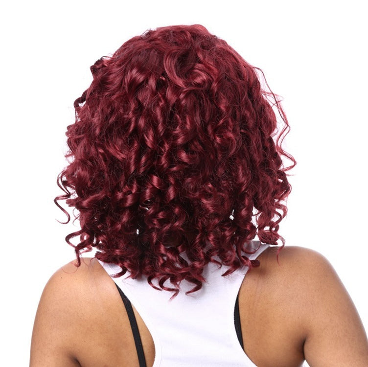 Touche Élégante – Capuche Cheveux Bouclés Rouge Foncé